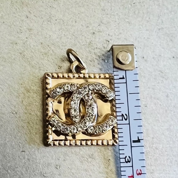 ✨Chanel Gold Tone Zipper Pull Button Crystal
Charm Pendant✨ - Picture 7 of 9